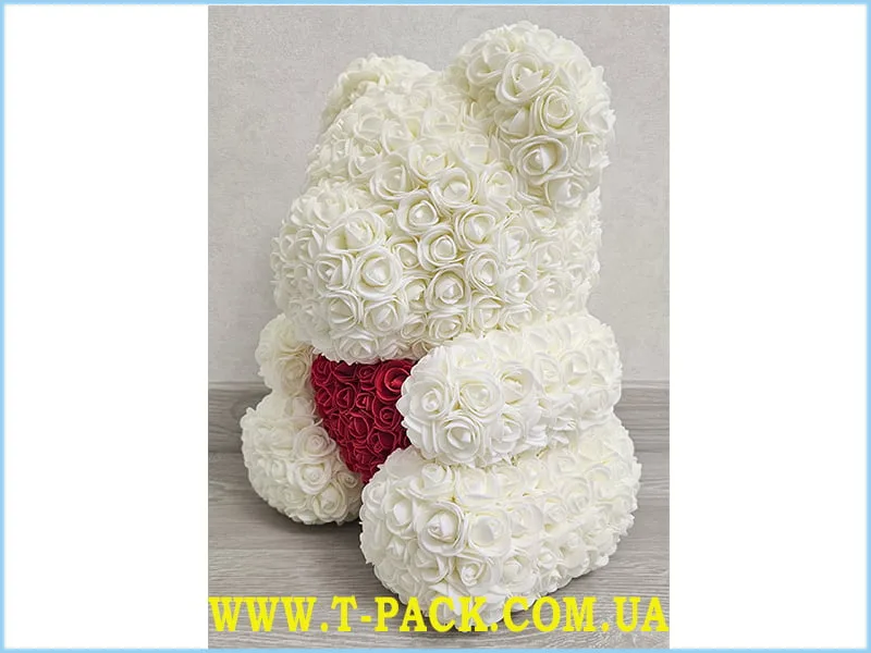 Мишка из роз белый с сердечком.